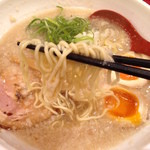 ミサト - 醤油ラーメンの中細麺