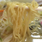 Miyoshi - 少し縮れた麺は茹で加減も良い。