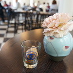 カフェ フロインドリーブ - 料理写真:２Fがカフェ、空いている席に着くと、お水とおしぼり、そして有名なクッキーが２個、オリジナルグラスで出てきます