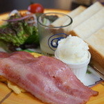 カフェ フロインドリーブ - トースト、ベーコンスクランブルエッグ、サラダが付きます、オリジナルバターと、フレンチドレッシング