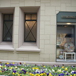 カフェ フロインドリーブ - 側面、パンジーの花壇を通して