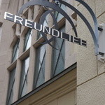 カフェ フロインドリーブ - 三宮、加納町交差点から北東に徒歩３分のところにある、フロインドリーブの本店です