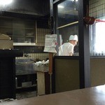 手打ちうどん　よこい - オヤジさんがうどんを打ってます。