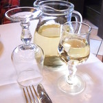 トラットリア イル ピスタッキオ - ハウスワイン白１/２L￥１６４０　小さいグラスがワイン用　大きなグラスがお水用