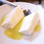 トラットリア イル ピスタッキオ - 蒜山のリコッタチーズ　シチリアの搾りたてオリーブオイルをかけて