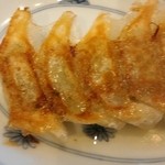 大砲ラーメン - 餃子、小降りながらパリッと焼かれて美味しい！