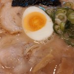 大砲ラーメン 本店 - ぶくぶく泡にチャーシュー、メンマ、玉子、カリカリ背脂、いずれも大好きです。
