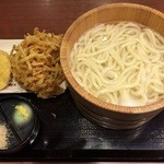 丸亀製麺 - 釜揚げ（特）に天ぷら2つでお会計は1日だけの特別価格490円