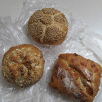 Baeckerei und Weinstube Liebling - ドイツパンなんでライ麦を使用したパンでハード系のパンを３つ選んで買って帰ってきました。
                      