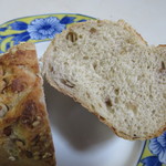 ドイツパンとワインの店 リープリング - ライ麦パンにヒマワリの種やオーツ麦、胡麻等の様々な種実を練りこんだパンです。

