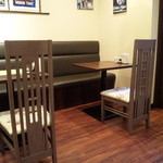 カントリー ハウス レストラン - シンプルモダンな店内