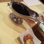 カントリー ハウス レストラン - ソースはグレービーボートで提供・ガーリックチップスも小皿に