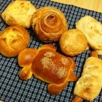 峰屋 - お楽しみパン袋には、カメパン、デニッシュ等、7個ものパン