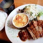 街の洋食屋 ラパン - 日替りランチ（豚肉のカツレツ＆マカロニグラタン）810円　2016/02　グラタン美味しかった　マカロニじゃなくてスパゲティサラダだったけど