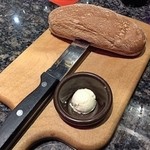 アウトバック ステーキハウス - お代わり自由のパン