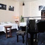 サーラ アマービレ - 低めのソファー席＆グランドピアノ