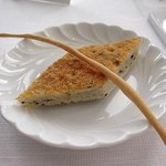 サーラ アマービレ - 自家製パン　ゴマとチーズのファカッチャと、グリッシーニ