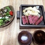 Shokudokoro Haneji - 牛ステーキ、レア感がたまらなく良かったです。