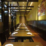 Komahachi - ホールのテーブルは、ずらーっと２４名