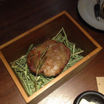 スブリム - 切り分ける前のお友達のメイン。蓋を開けると玉手箱のように燻製の煙が立ち上ります。