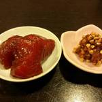 十割蕎麦みかあさ - お通しは漬けマグロと焼き味噌♪