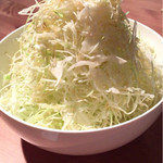 焼肉ロクマルBBQ - 山盛りキャベツ！