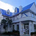 Piccolo - 青い屋根が目印です。