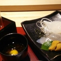 おたる政寿司 本店 - イカ刺しはウニを溶いた卵に漬けて…