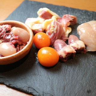 厳選の軍鶏、地鶏を炭火焼きで！