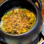 鶏そぼろと高菜の土鍋ごはん