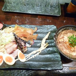 麺や庄の - 新秋刀魚のパリパリつけ麺★
      スープは一口飲むとさんまの香りが口一杯にふわぁっと広がりました。麺もいつもと違って少し細め。いものチップスがパリパリ！