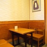 出入橋きんつば屋 - 店内（テーブル席）