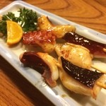 味香佐 - タコ串を
            口に頬張り
            炉端焼き