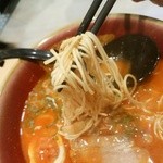 満洲屋が一番 - 【2016.2.2(火)】黒とんこつ(並盛)830円の麺