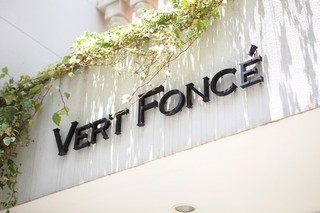 VERT FONCE - フランス語で「深き緑」を意味する店名。その名の通り緑が沢山のレストラン