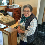 小島屋 - 名物のばぁちゃん、今年90歳だそうです！元気でね。