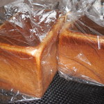 山小屋食パン 500円、胚芽食パン 500円