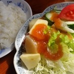 ボンド - 無料のサラダとライス