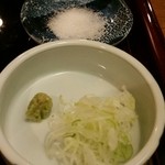 伍法 - 蕎麦の薬味と天ぷら用の塩。