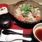 Ootoya - 四元豚とたっぷり野菜の蒸し鍋702円＋手造り豆腐198円=900円