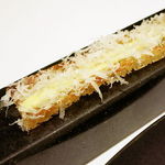 アビス - 薄くスライスしたパンのトースト アイオリソースとパルメザンチーズ