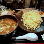 つけ麺屋 のぶなが - 「のぶなが・醤油・少なめ200g」930円。