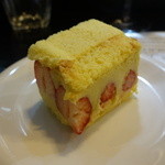 山猫軒 - 練乳のような味のするイチゴのケーキ