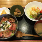 八九 - ローストビーフ丼