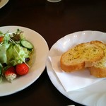 カフェ エルミタージュ - 2016.1ver.⑤ ランチのサラダとバケット(ガーリックトースト)