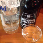 立飲みカドクラ - ホッピー黒 (350円) 焼酎お代わりが無料サービス(17時以降、一杯目がホッピー注文の場合)