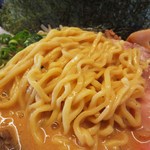 らーめんチキン野郎 - 平打ちの縮れ太麺