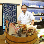 鮨でですけ - カウンターの桶〜左：鰤カマ