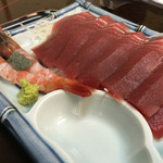 お食事処 だんらん - 肉厚のマグロ。一切れがデカイ！