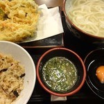 釜あげうどんそば　後楽 - 釜あげうどんランチとかき揚天と生卵です